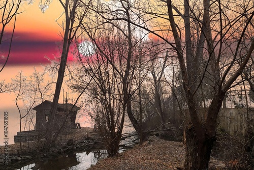 Un capanno in riva al lago nella luce dell'alba. photo