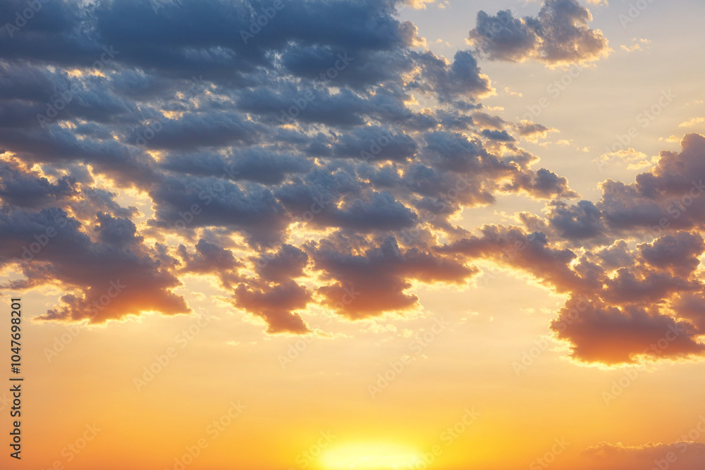 Fototapeta premium Hora dorada con nubes y un cielo anaranjado