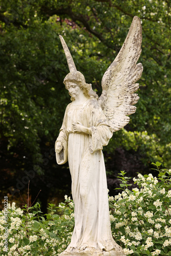 Obraz na płótnie statue in the cemetery close up w salonie