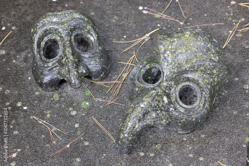 Obraz na płótnie two masks on a grave stone w salonie