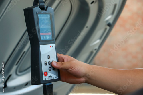 Foto Man's hand manipulating mechatronic equipment
