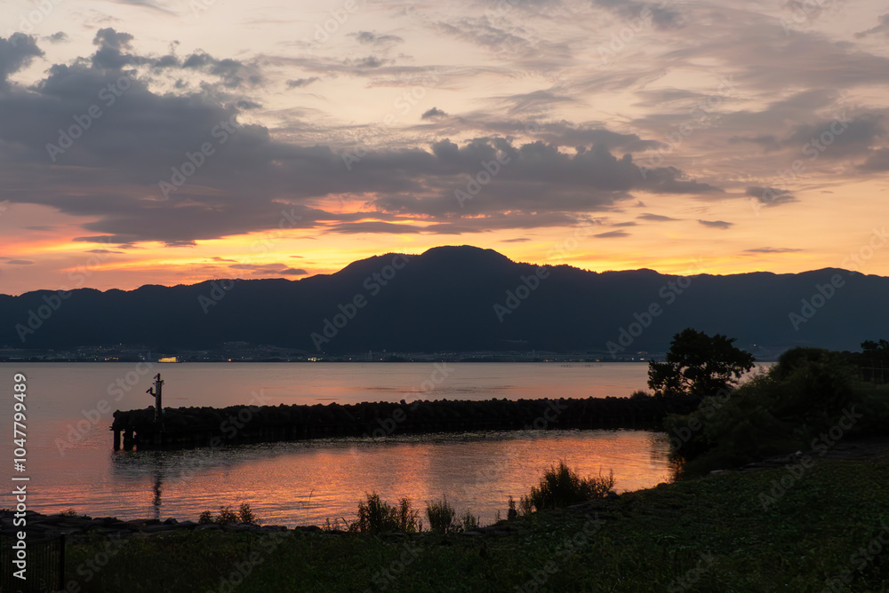 Obraz premium 夕焼けに染まる琵琶湖 湖岸道路の風景 滋賀県草津市