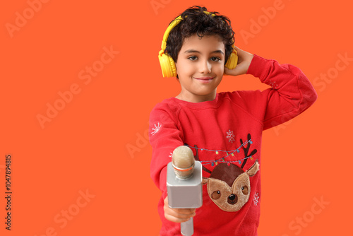 Cute little boy in headphon...
