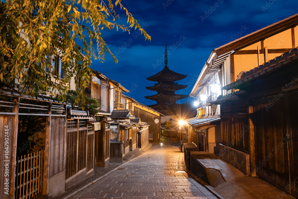 Naklejka premium 京都祇園の夜景(八坂の塔と京町屋)