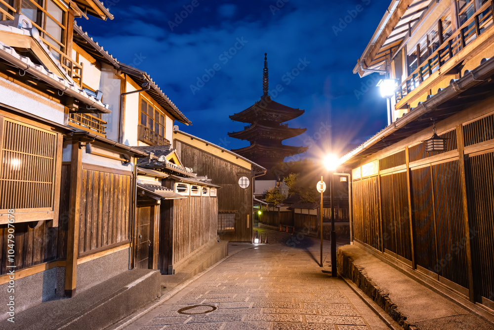 Naklejka premium 京都祇園の夜景(八坂の塔と京町屋)