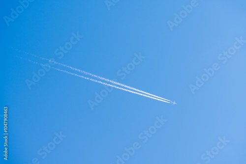 青空に映える飛行機雲 