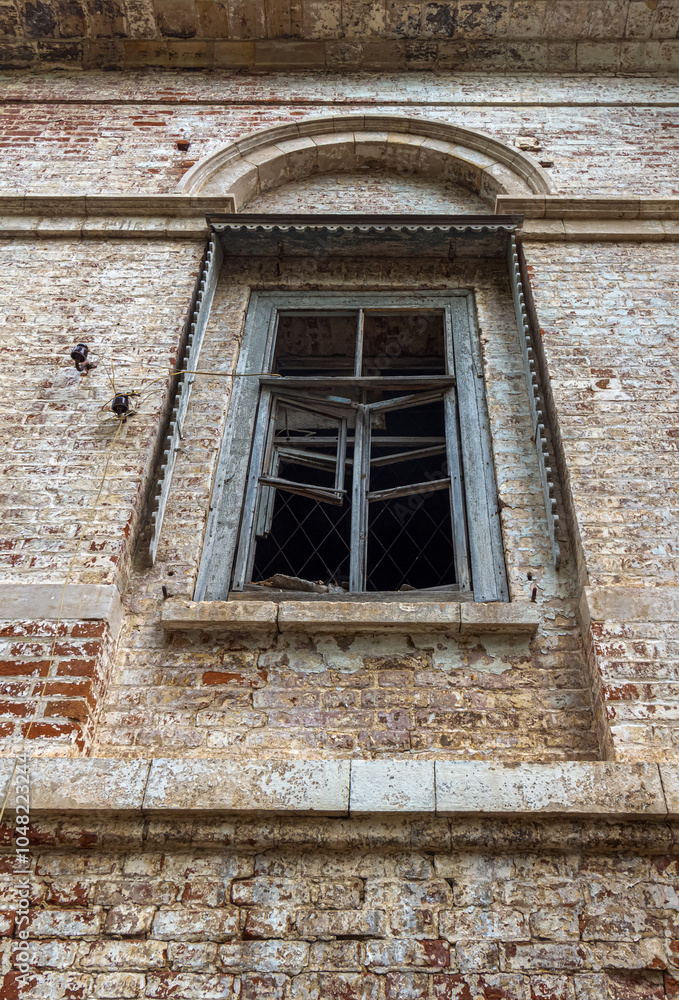 Obraz premium Ruins of an old abandoned building. A manor house of the early 19th century.