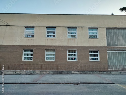Obraz na płótnie Benevento - Facciata della Scuola Elementare Nicola Sala in Via Enzo Marmorale w salonie