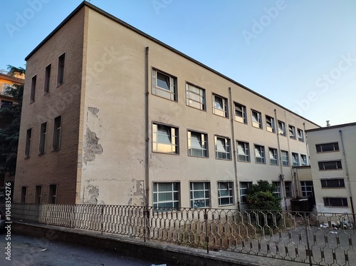 Obraz na płótnie Benevento - Facciata posteriore della Scuola Media Federico Torre in Via Nicola Sala w salonie