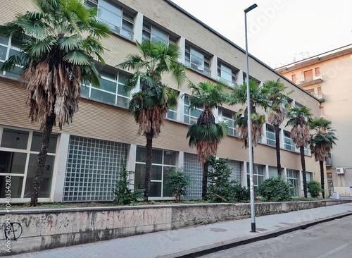 Obraz na płótnie Benevento - Facciata della Scuola Media Federico Torre in Via Nicola Sala w salonie