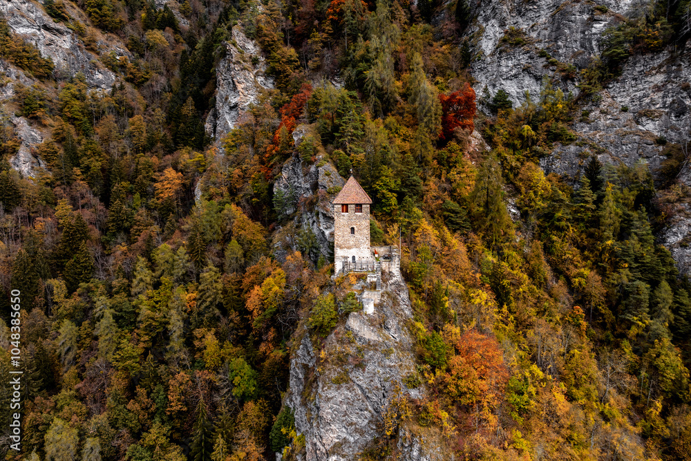 Φωτογραφία view of rhe Oberjuvalt fortress and watchtwoer on its rocky promontory with autu