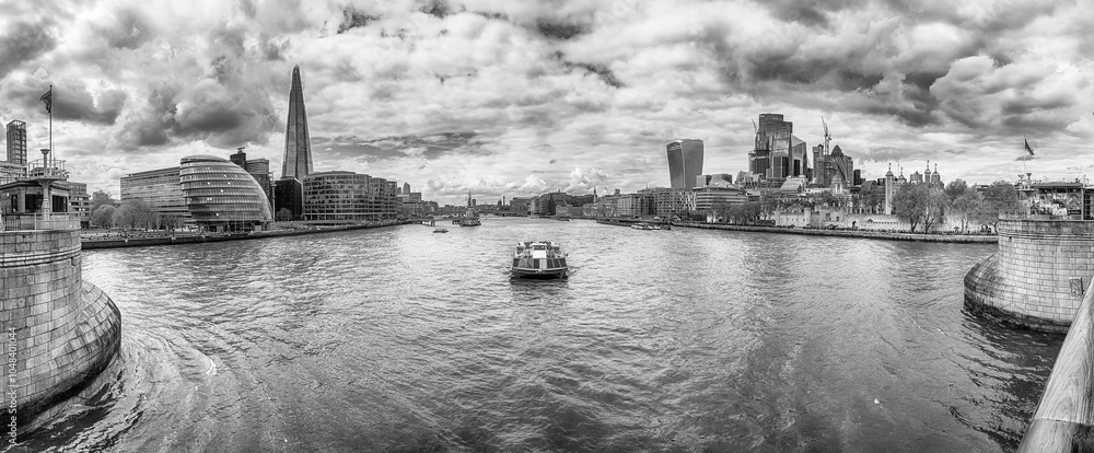 Obraz premium River Thames and city skyline of London, England, UK