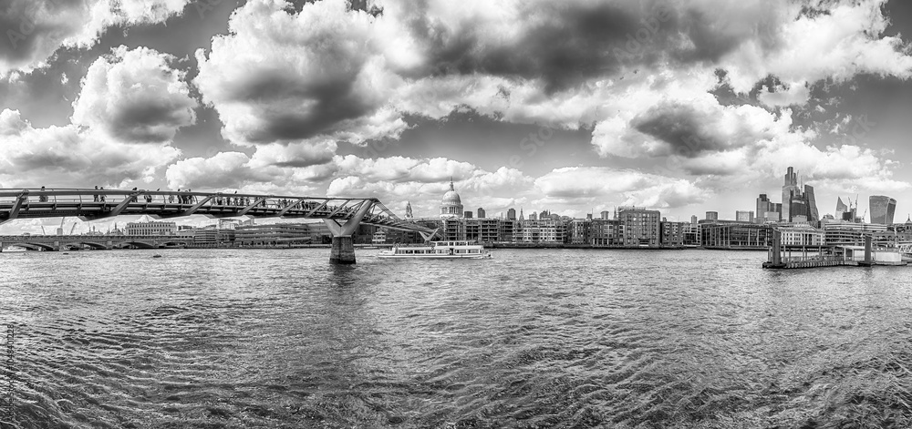 Fototapeta premium View of River Thames and Millennium Bridge, London, England, UK