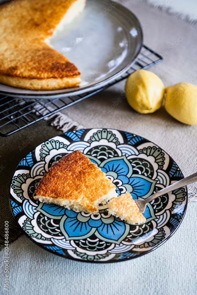 Part de gâteau au citron dans une assiette colorée sur la table