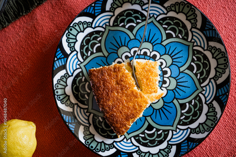 Part de gâteau au citron dans une assiette colorée sur la table