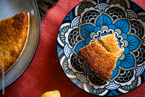 Obraz na płótnie Part de gâteau au citron dans une assiette colorée sur la table w salonie