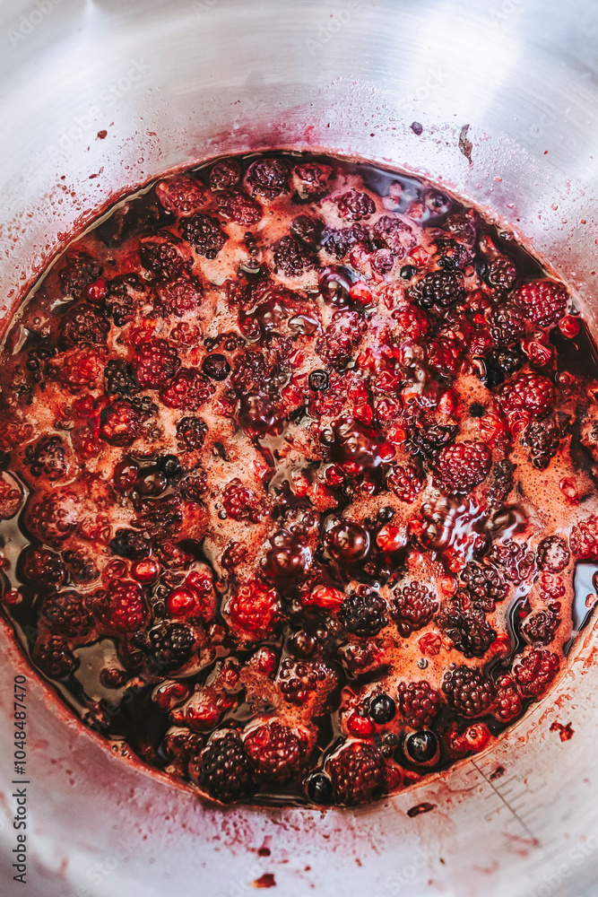 Délicieuse confiture de fruits rouge fait-maison en train de cuire dans la casserole