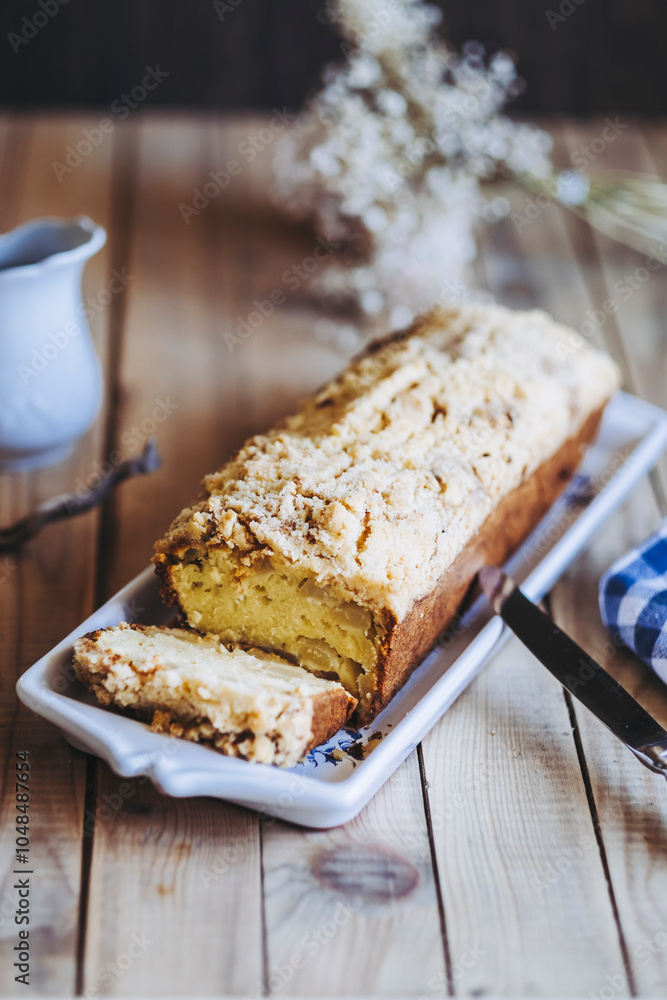 Délicieux gâteau fait maison à la poire sans gluten dans une assiette sur une table en bois