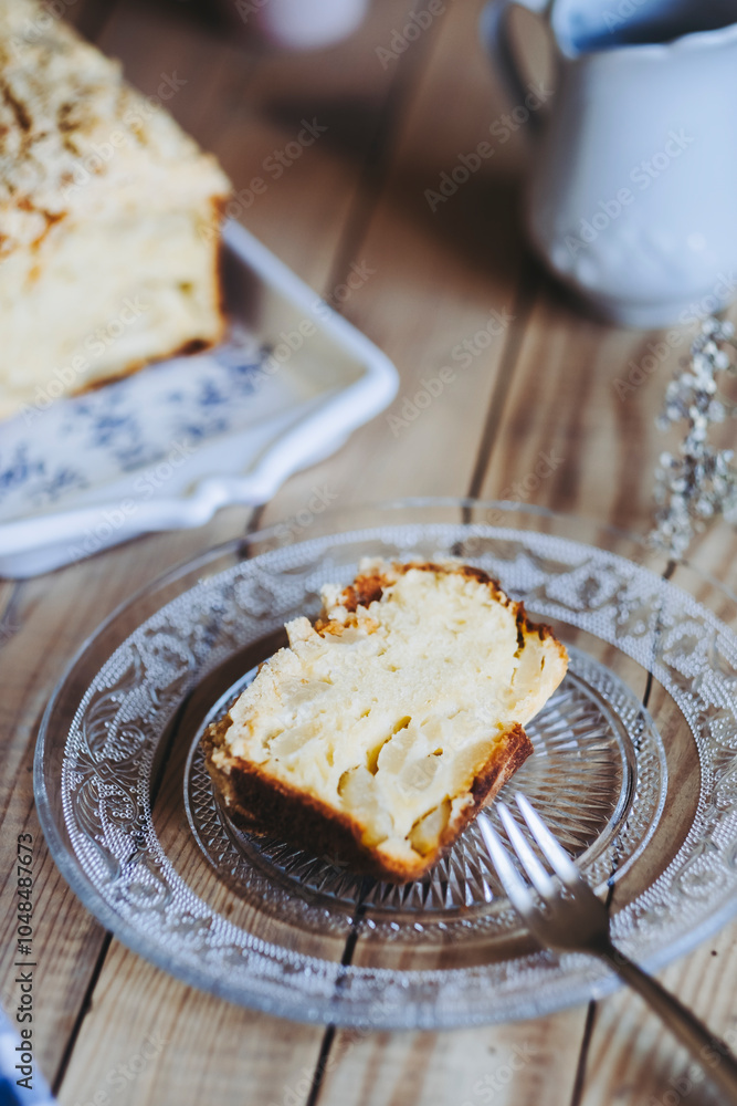 Délicieux gâteau fait maison à la poire sans gluten dans une assiette sur une table en bois