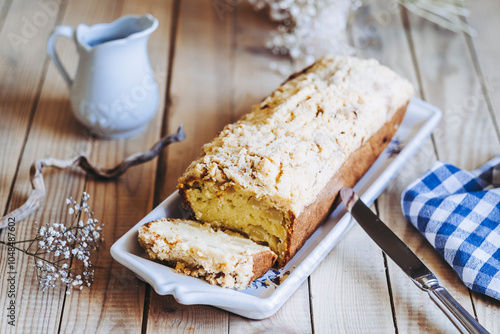 Obraz na płótnie Délicieux gâteau fait maison à la poire sans gluten dans une assiette sur une table en bois w salonie