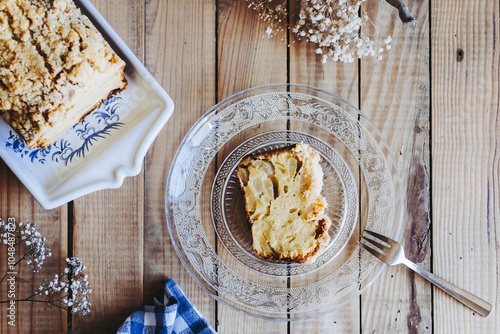 Obraz na płótnie Délicieux gâteau fait maison à la poire sans gluten dans une assiette sur une table en bois w salonie