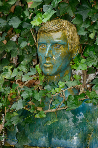 statue en métal, lierre, hedera helix, jardin du décorateur Thierry Bosquet, Uccle, Bruxelles, Belgique