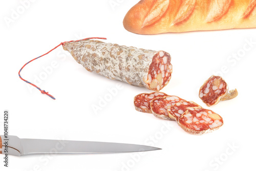 saucisson sec avec tranches sur fond blanc photo