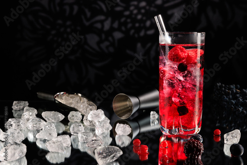 Cocktail eiskalt im Glas mit crushed ice photo