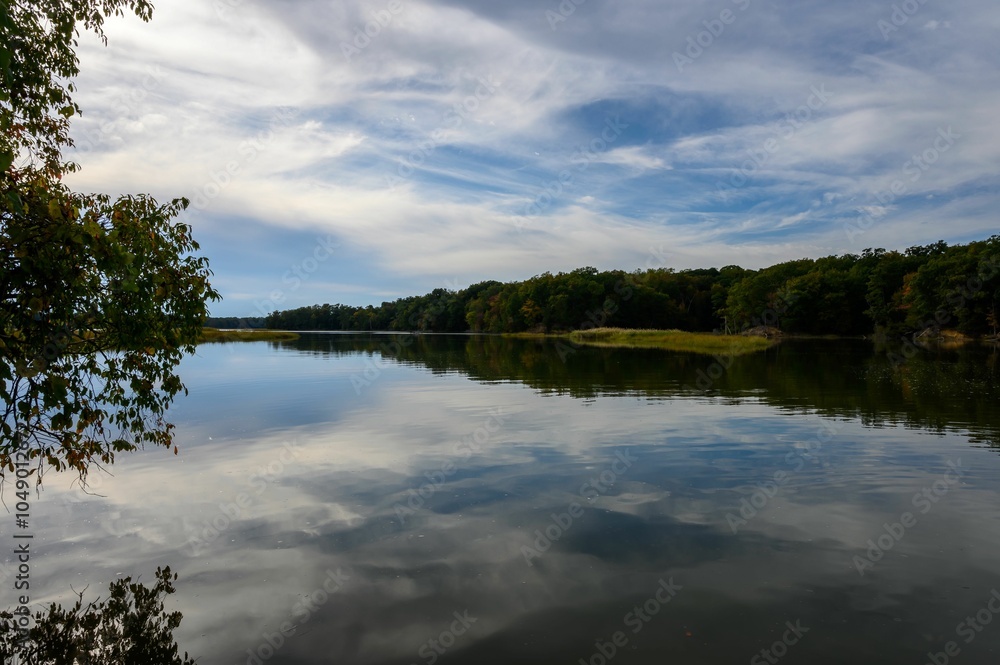Obraz premium Serene lake landscape with reflections