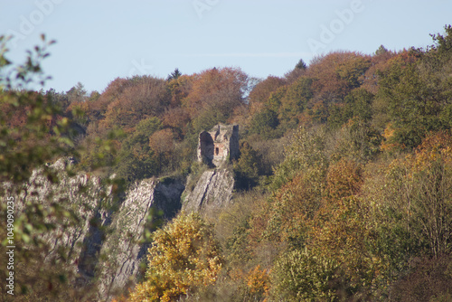 ruines d'un bâtiment sur des collines rocheuses 