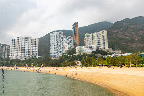 Obraz na płótnie HONG KONG - MAY 7, 2024: Repulse Bay, is a bay in the southern part of Hong Kong Island and nearly Kwun Yim Shrine is a Taoist shrine at the southeastern end of Repulse Bay. w salonie