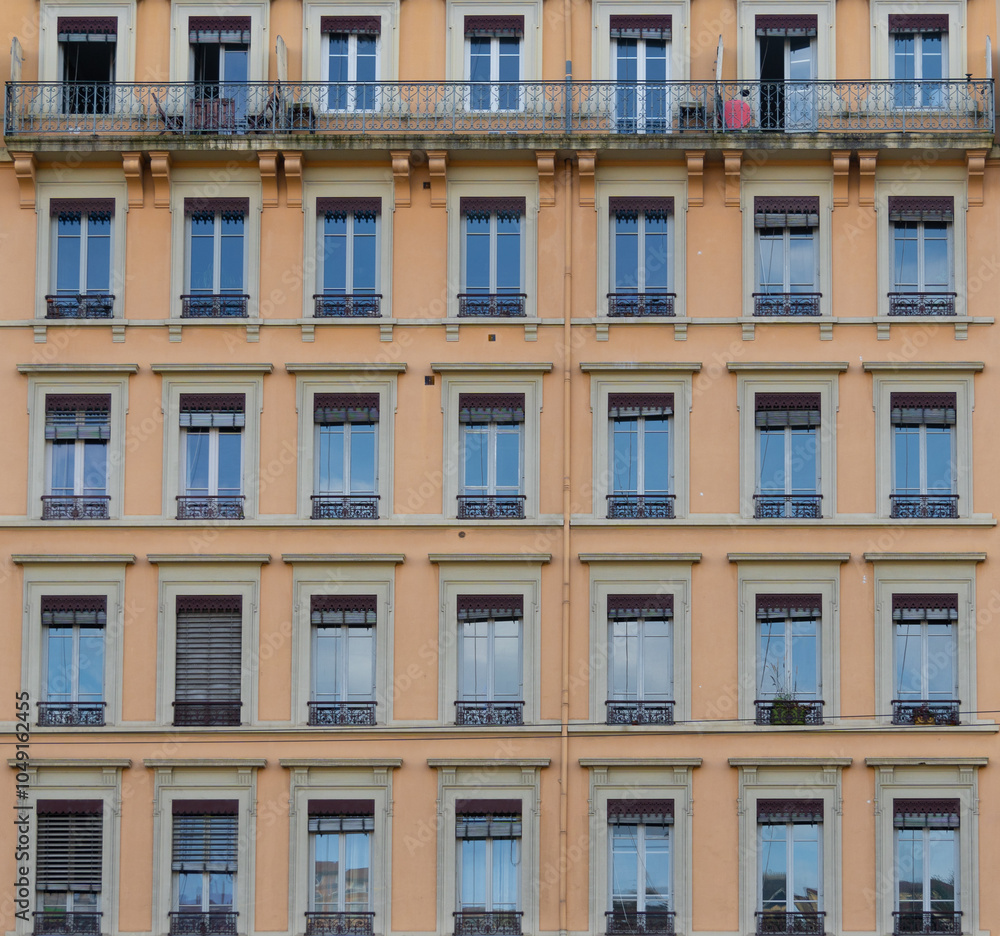 Fototapeta premium Texture façade bâtiment jaune style haussmannien à Lyon