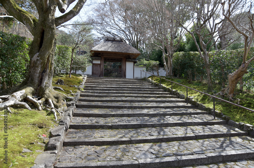 Obraz premium 安楽寺 参道の石段と山門 京都市左京区鹿ケ谷