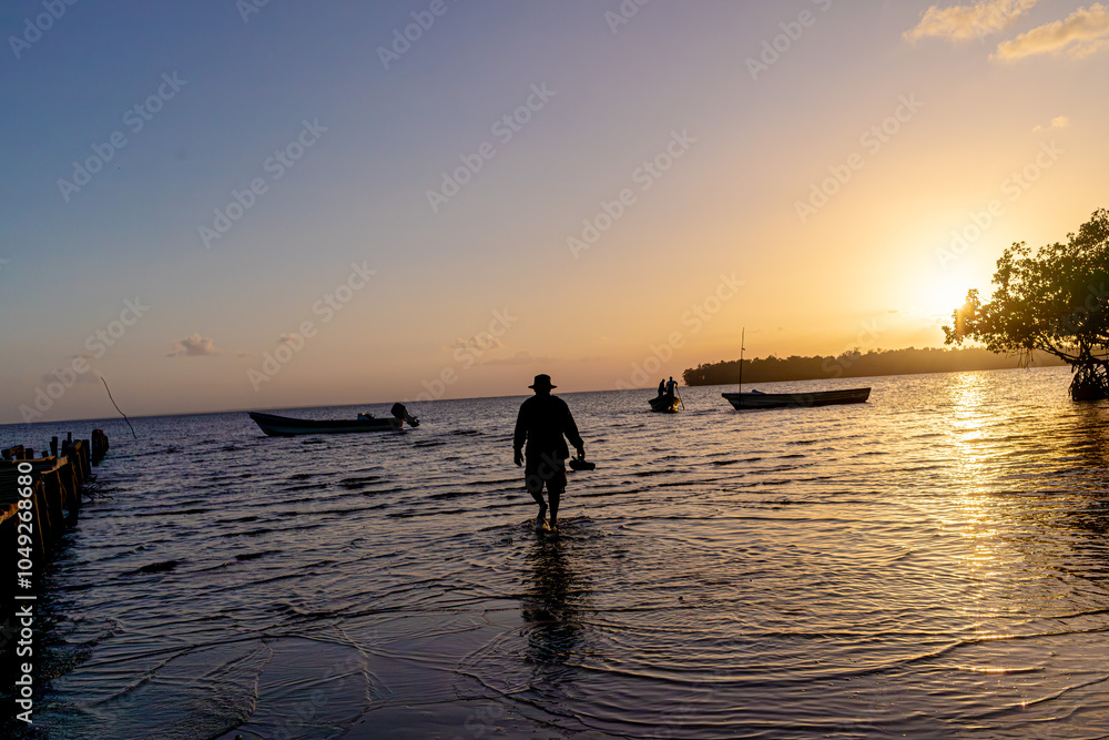 Fototapeta premium Hombre camina en el atardecer