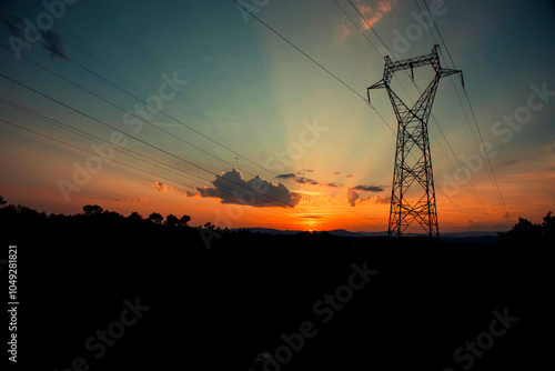 Ligne haute tension au couché de soleil