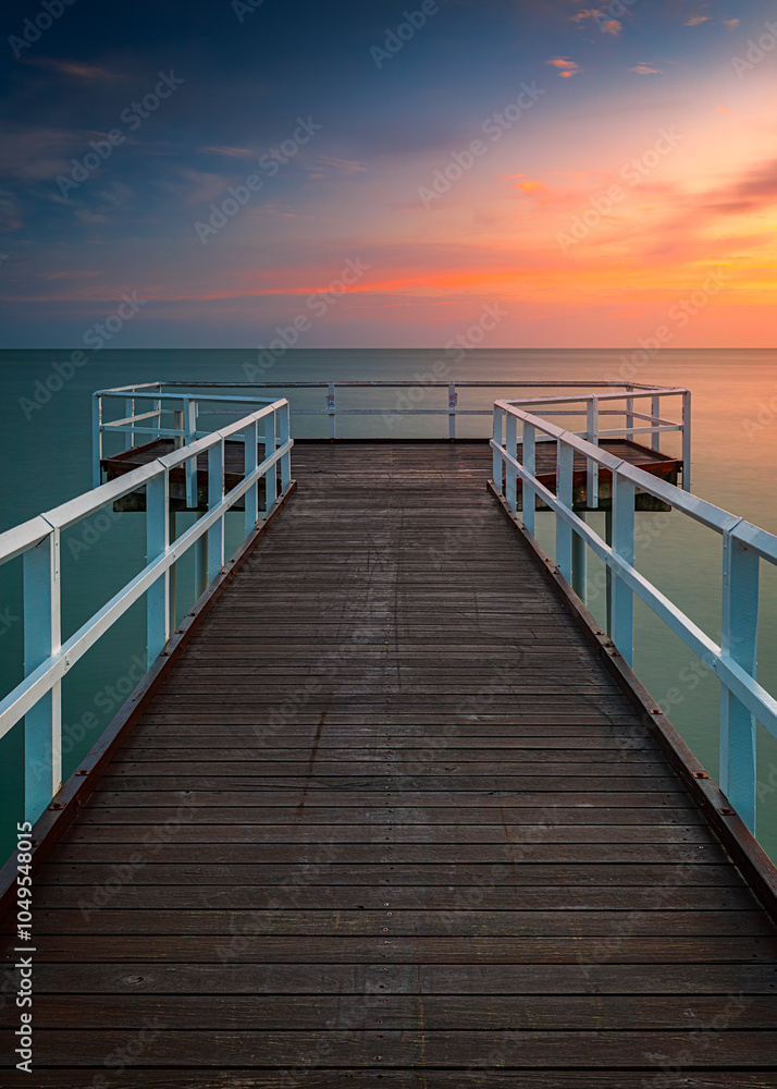 Obraz premium pier at sunset
