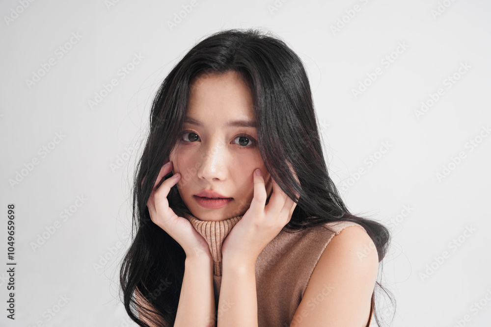 白背景で撮影をしたセーターを着た若い女性のスタイリッシュなポートレート 白背景で撮影をしたセーターを着た若い女性のスタイリッシュなポートレート