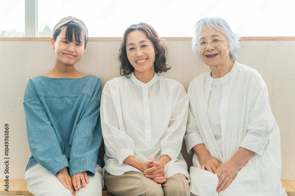 Obraz premium 座って話をする三世代親子（孫・母親・おばあちゃん） 