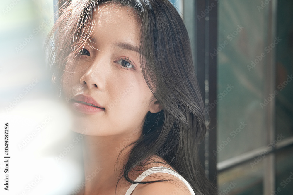 Obraz premium 自然光で撮影をした若い女性のビューティーポートレート
