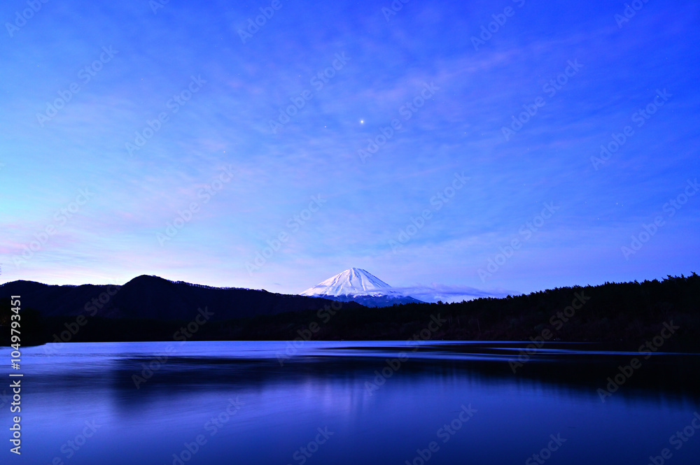 Fototapeta premium 【山梨県】夜明け前の美しい西湖と富士山