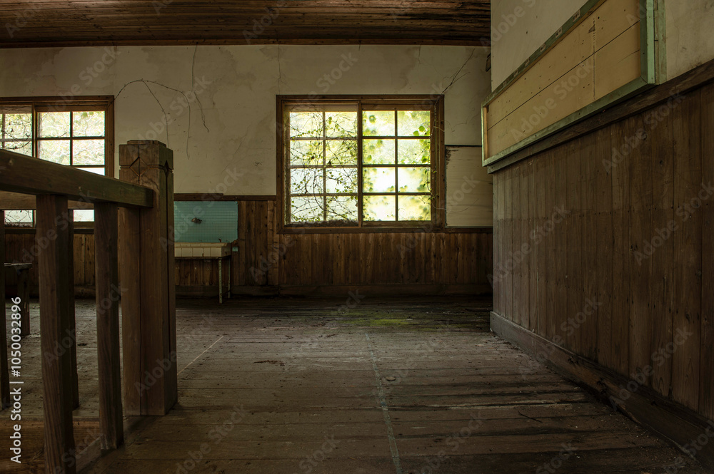Fototapeta premium 廃小学校の校舎内に残る廊下跡
