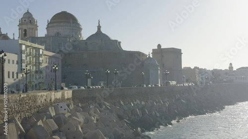 Bahía de cadiz con la catedral en medio tras el paseo marítimo