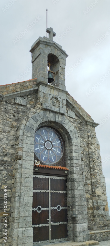 La ermita de San Juan de Gaztelugatxe., parte frontal. Bermeo, Bilbao. Construcción religiosa La ermita de San Juan de Gaztelugatxe., parte frontal. Bermeo, Bilbao. Construcción religiosa