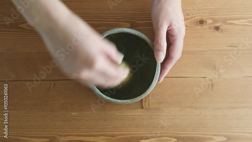 抹茶を立てる女性 photo