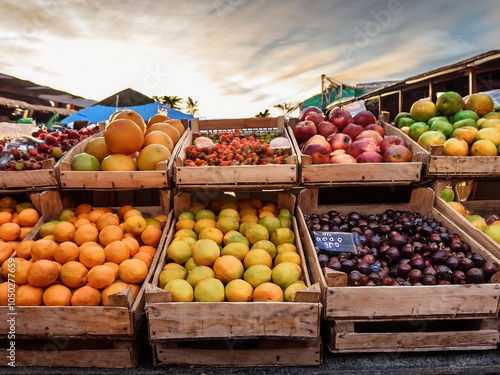 Frutas frescas organizadas en cajas de madera en mercado de frutas. photo