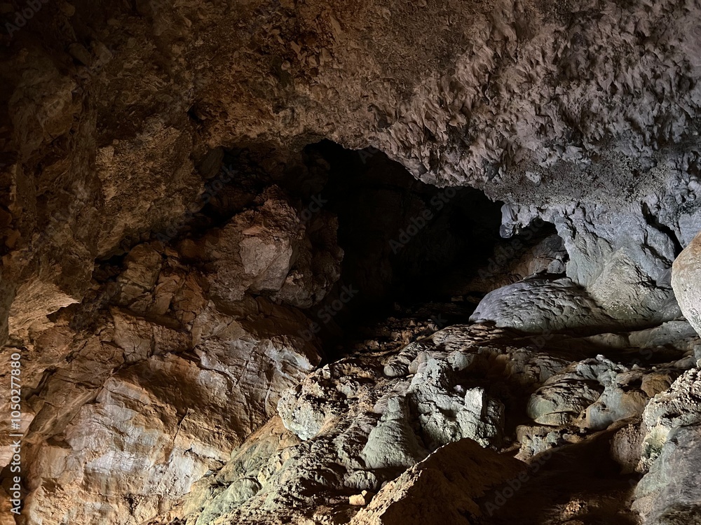 Fototapeta premium Karst caves in the canyon of Mala Paklenica, Seline (Paklenica National Park, Croatia) - Karsthöhlen in der Schlucht von Mala Paklenica, Seline (Nationalpark Paklenica, Kroatien) - Krške špilje