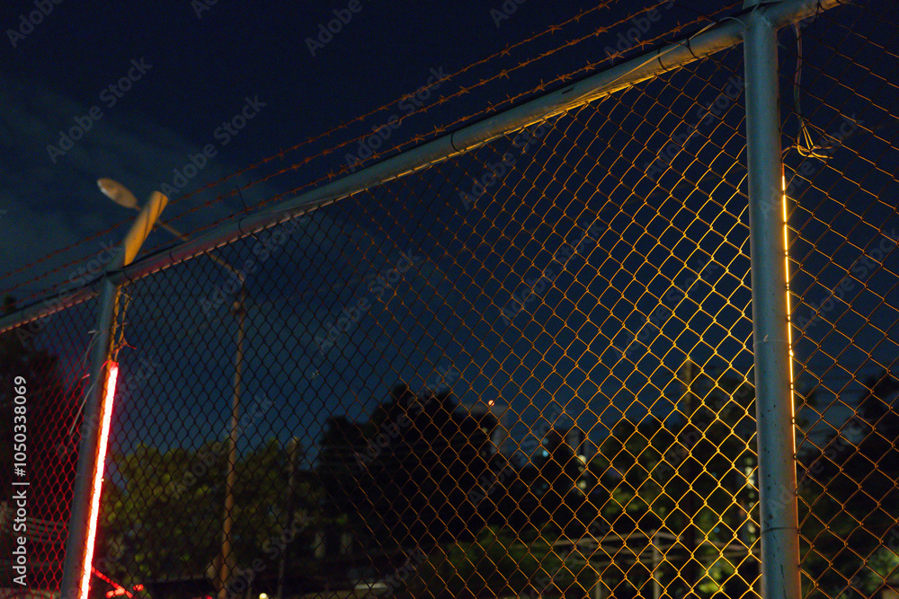 Obraz premium A fence with a red light on it