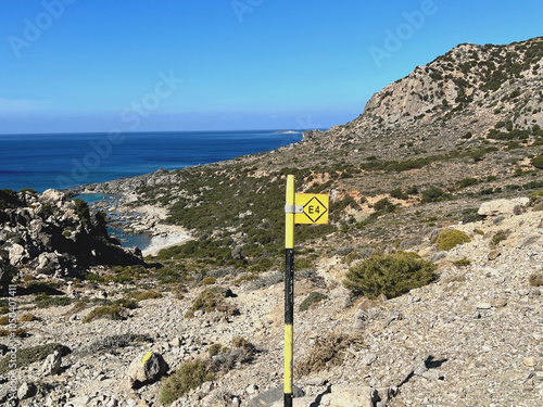 Markierung auf dem 12000 km langen Fernwanderweg E4 auf Kreta photo