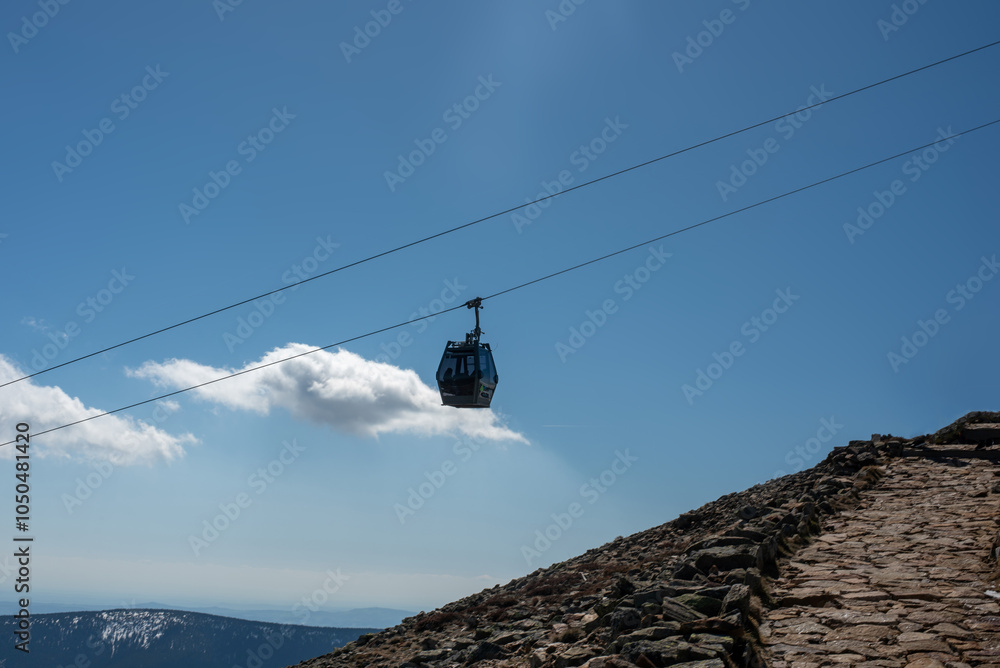Obraz premium The funicular railway to Mount Sněžka from the Czech side offers a scenic ride, providing stunning views of the Karkonosze Mountains and surrounding nature.