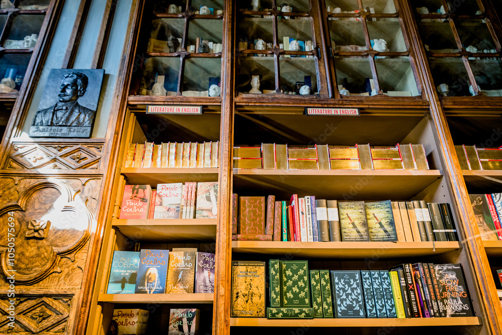 Fototapeta premium La Librairie Lello à Porto, célèbre pour son escalier